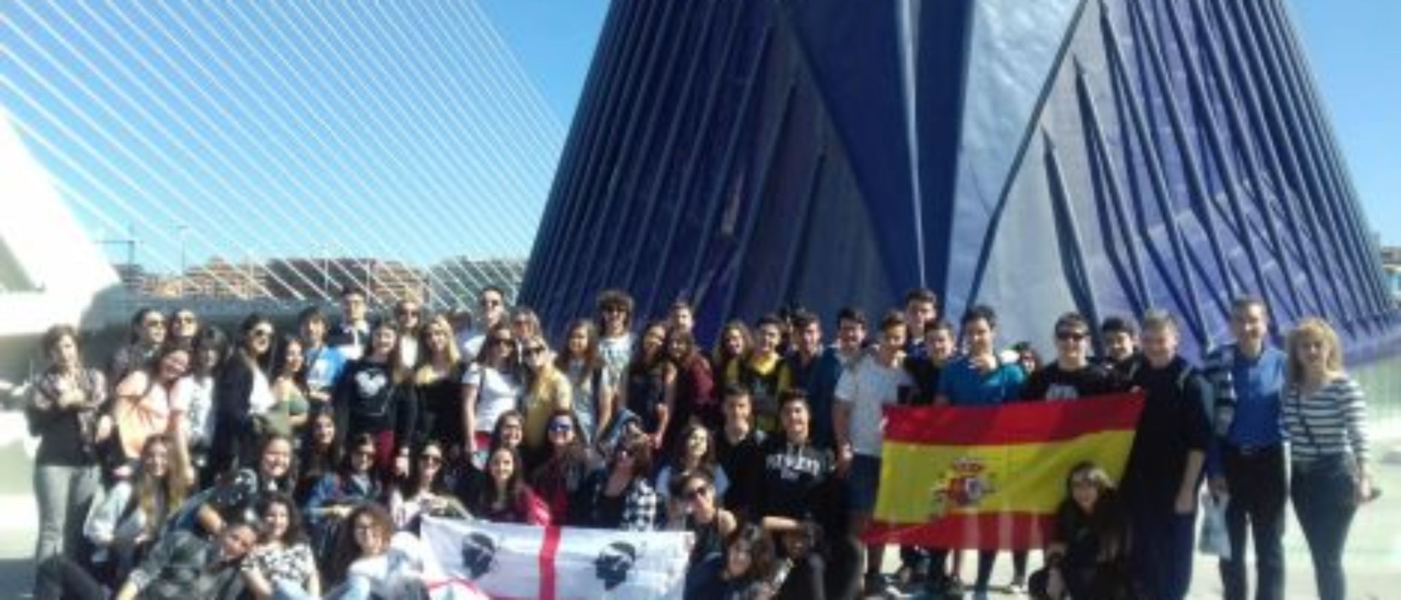 Estudiantes delante del Oceanográfico de Valencia