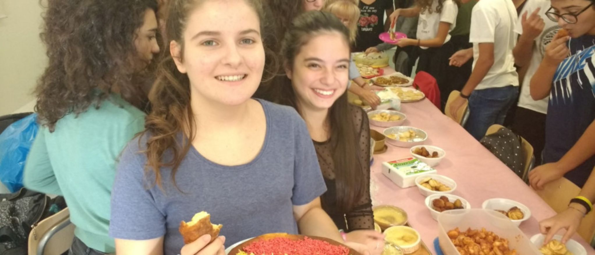 Alumna con tarta con la bandera española