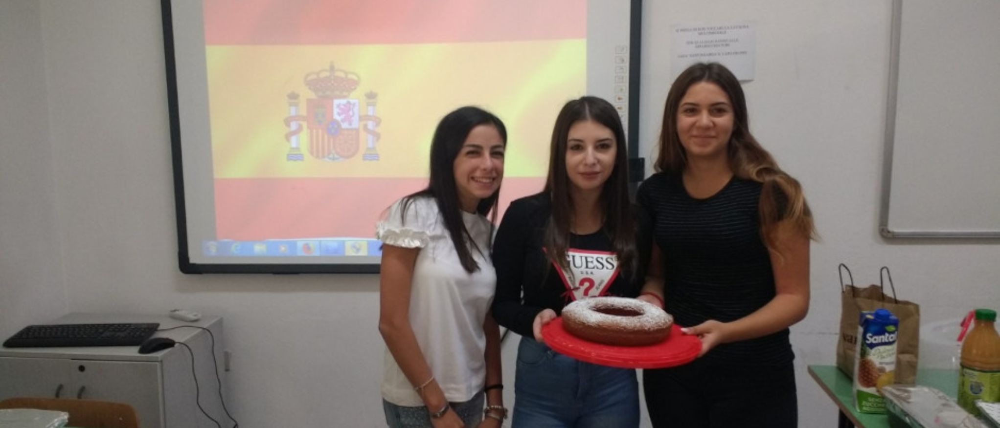 Alumnas presentando su plato el 12 de octubre