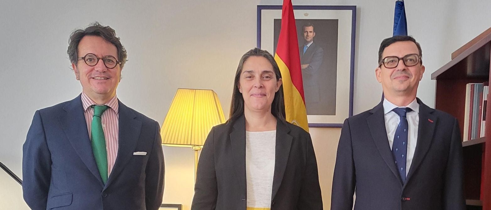 Embajador, asesora técnica y segunda jefatura de la Embajada de España en Letonia