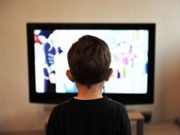 Niño mirando la televisión