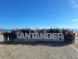 Alumnos participantes en el viaje frente al cartel de Santander