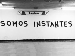 Foto de pintada con verso que dice: Somos instantes