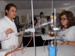 estudiantes en un laboratorio