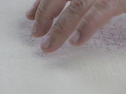 Foto de dedos leyendo Braille